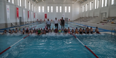  ACIPAYAM'DA KAPALI YÜZME HAVUZU SEVİNCİ