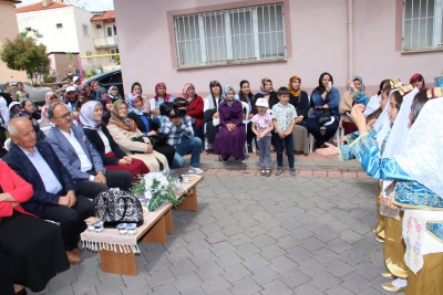 ANNELER HEM EĞLENDİ HEM DUYGULANDI