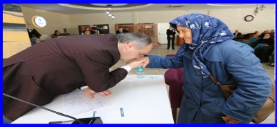 BAŞKAN GÜRLESİN YILIN İLK GÜNÜ VATANDAŞLARLA BİR ARAYA GELDİ