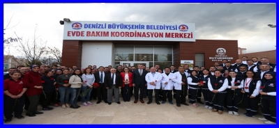 Evde Bakım ve Sağlık Merkezi çalışanlarına kırmızı karanfil