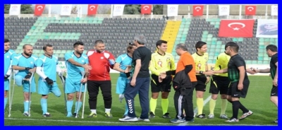 Futbolu Biz Yüreğimizle Oynarız