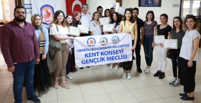  Grafik tasarım kursu mezunlarını verdi