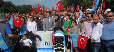 İyi Partililer Akşener İçin İmza Verdi