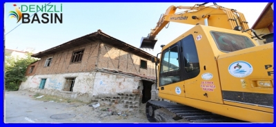 PAMUKKALE’DE METRUK BİNALARIN YIKIMI DEVAM EDİYOR